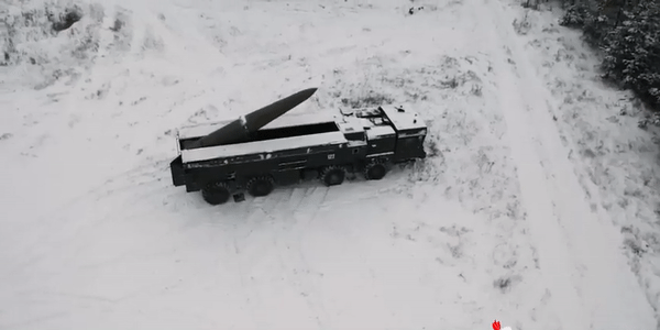 Thời gian 2-7 phút phụ thuộc vào khoảng cách của mục tiêu với các vị trí bắn của tổ hợp Iskander-1000, điều này cực kỳ hiệu quả cho các cuộc tấn công bất ngờ.