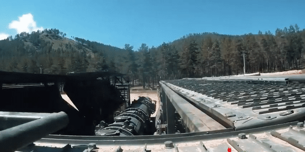 Ở đoạn cuối của quỹ đạo bay, tên lửa có thể lao xuống một góc 90 độ với tốc độ 1900 m/s trong tầng bình lưu và 1600 m/s trong tầng đối lưu trước khi lao thẳng vào mục tiêu.