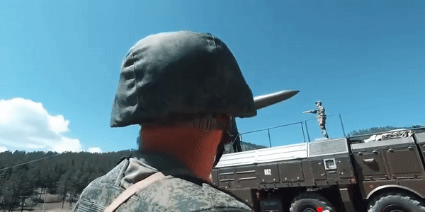 Tên lửa Iskander-1000 có thể mang đầu đạn nặng tới 350 kg với tầm bắn 1.000 km, còn khi mang đầu đạn 230 kg thì tầm bắn sẽ tăng lên 1.300 km.