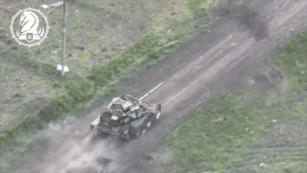 Ngoài ra, Kiev cũng thường xuyên triển khai drone tầm xa, còn gọi là máy bay không người lái (UAV), để tập kích hạ tầng năng lượng và cả khí tài nằm sâu trong lãnh thổ Nga.