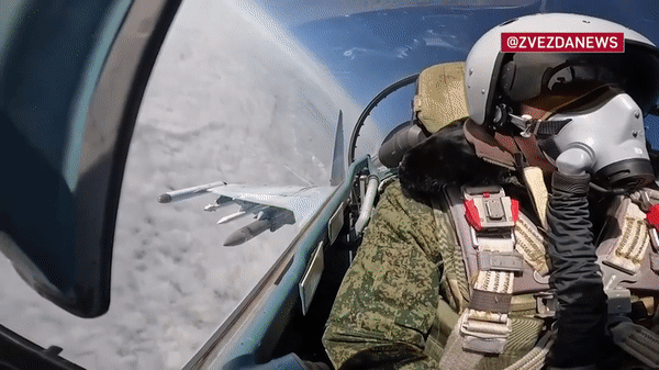 Ngoài khả năng cơ động vượt trội, Su-35S còn có nhiều hệ thống điện tử và vũ khí ngang ngửa tiêm kích tối tân của phương Tây. Tuy nhiên, hiệu quả của nó trước các máy bay tàng hình thế hệ 5 như F-22 và F-35 vẫn là một câu hỏi chưa lời đáp, theo National Interest.