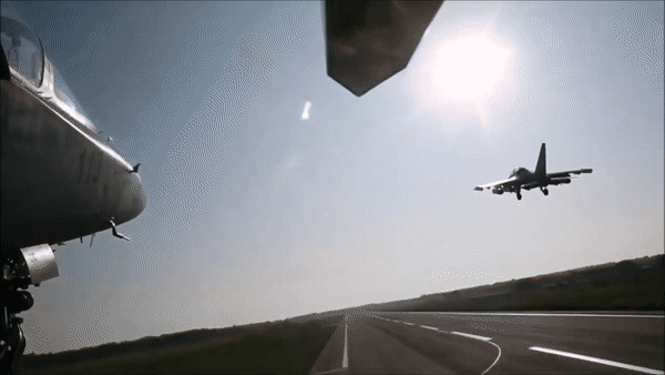 Vì thế ở phiên bản Yak-130M, nhà sản xuất đến từ Nga đã trang bị hệ thống điện tử tân tiến cho dòng chiến đấu cơ này.