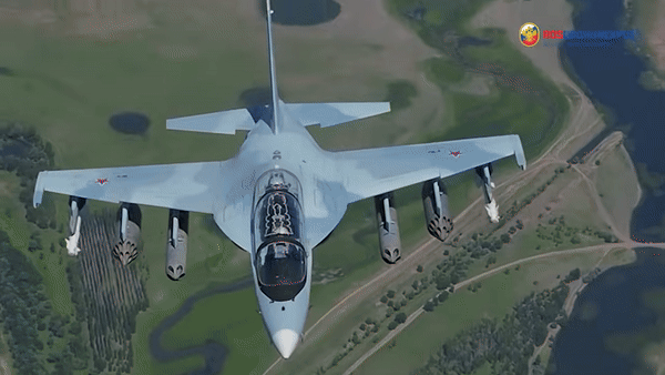 Theo đó, phiên bản mới này ngoài khả năng dùng để huấn luyện thì có thể biến thành một cường kích hạng nhẹ đầy uy lực.