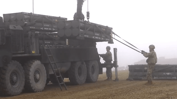 Mỗi quả đạn rocket M26 lại mang theo 644 đầu đạn con M77, từ khoảng cách tối đa 45 km. Lục quân Mỹ ví đây là phương án ném bom mà không cần sự trợ giúp từ máy bay không quân.