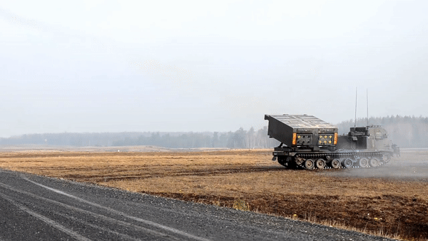 Tờ báo này còn thêm rằng Ukraine hiện nắm giữ 25 tổ hợp pháo phản lưc phóng loạt M270, trong đó 14 chiếc do Anh và Na Uy cung cấp, 5 chiếc do Đức, 2 chiếc do Ý và 4 chiếc còn lại do Pháp cung cấp.