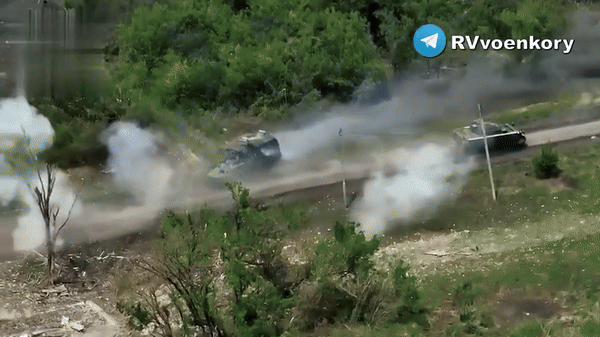Trang này cho hay Lực lượng Nga sau đó đột kích vào trung tâm làng Sokol, phá hủy một thiết giáp M2 và buộc binh sĩ Ukraine phải bỏ chạy.