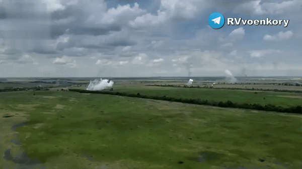 Giao tranh ác liệt đang diễn ra trên mặt trận tại tỉnh Donetsk. Ukraine tuyên bố hạ nhiều xe tăng và thiết giáp Nga tiến công theo hướng thành phố Pokrovsk, song thừa nhận tình hình ở khu vực này căng thẳng khi đối phương liên tục tấn công và nã pháo.