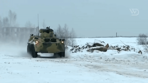 Về cấu tạo, BTR-82A gồm hai phần chính là cabin điều khiển và khoang chở quân đổ bộ bố trí phía sau. Tuy nhiên thân xe được thiết kế liên hoàn, khép kín.