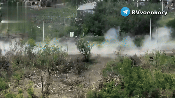 Chiếc BTR-82A sau đó tới giữa làng để đổ quân. Các binh sĩ Nga rời xe chạy đến ngôi nhà gần đó trú ẩn.