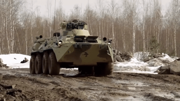 Để có thể nhìn rõ mục tiêu ban đêm, BTR-802A được trang bị đèn pha OU-3GA2M.