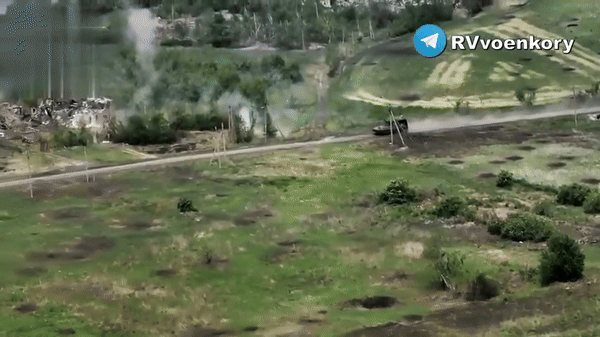 Trong quá trình này, một quân nhân nữa của Nga văng ra khỏi xe.