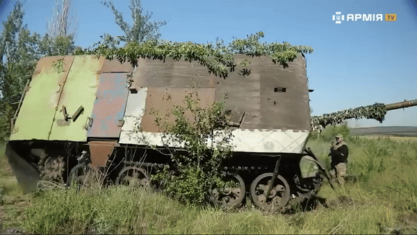 Trong video được kênh quân sự "Army TV" của Ukraine đăng tuần trước, Trung tá Serhiy Misyura đã có đánh giá về một chiếc xe tăng T-62M lắp "giáp mai rùa" của Nga mà họ đã bắt giữ.