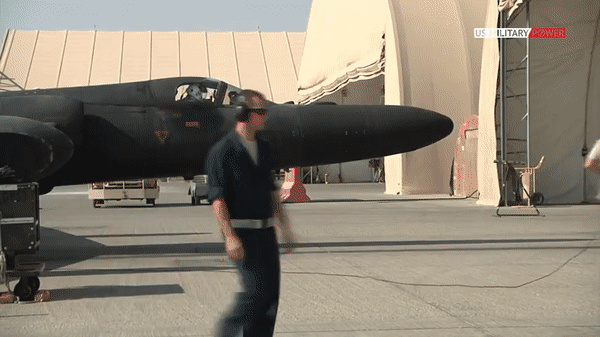 Để hỗ trợ phi công, chiếc máy bay đang hạ cánh được chỉ đạo tốc độ bởi một chiếc xe có thể chạy tốc độ cao như Ford Mustang SSP, Chevrolet Camaro B4C, hay một chiếc Pontiac GTO.