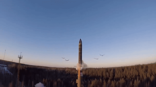 "Chúng tôi chưa thấy họ điều chỉnh trạng thái hạt nhân, đổi lại Mỹ cũng không thay đổi trạng thái của mình. Chúng tôi từng thấy những phát biểu quyết liệt tương tự từ ông Putin. Điều cần tập trung lúc này là duy trì hỗ trợ Ukraine và cung cấp những gì họ cần", bà Singh cho hay.