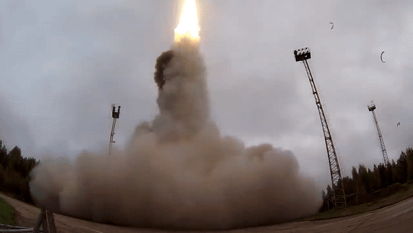 Đề cập phát biểu của ông Putin rằng nước này có thể "tấn công mục tiêu ở những quốc gia cung cấp vũ khí cho các cuộc tập kích vào lãnh thổ Nga", phát ngôn viên Lầu Năm Góc nói rằng Washington chưa phát hiện thay đổi nào trong trạng thái hạt nhân của Moscow.