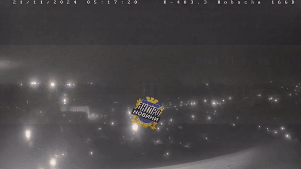 Trong video, hàng loạt vệt sáng liên tiếp lao xuống đất với tốc độ cao, trước khi những tiếng nổ lớn vang đến. "6 đầu đạn của tên lửa đạn đạo xuyên lục địa (ICBM) Nga đã đánh trúng thành phố, đánh dấu lần đầu loại vũ khí này thực chiến trong lịch sử thế giới", ông Gerashchenko cho hay.