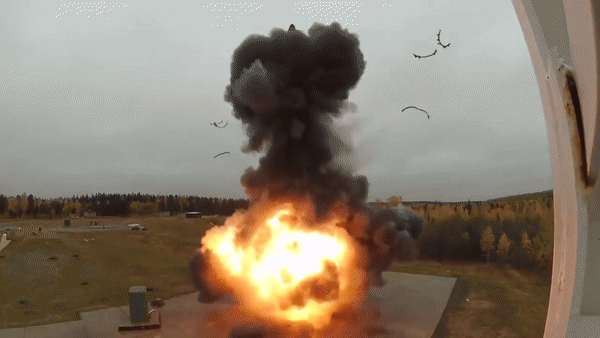 "Khi lựa chọn mục tiêu tập kích cho các hệ thống như Oreshnik, chúng tôi sẽ bảo đảm rằng dân thường Ukraine và công dân các quốc gia thân thiện được khuyến cáo để rời khu vực từ trước. Điều này sẽ được thực hiện công khai vì mục đích nhân đạo, không lo ngại khả năng đối phương lên phương án đối phó", ông Putin nói.