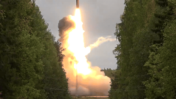 Các quan chức quốc phòng Mỹ giấu tên trước đó xác nhận Nga đã phóng mẫu tên lửa đạn đạo chưa từng được triển khai, nhận định Moscow chỉ sở hữu số lượng nhỏ tên lửa RS-26 do chúng vẫn mang tính thử nghiệm.