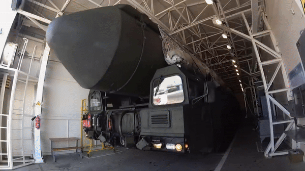 Theo Trung tâm Nghiên cứu Chiến lược và Quốc tế (CSIS) có trụ sở tại Mỹ, RS-26 là tổ hợp ICBM dùng nhiên liệu rắn, đặt trên bệ phóng di động được Viện Công nghệ Nhiệt Moscow của Nga phát triển từ năm 2008, dựa trên thiết kế của mẫu RS-24.