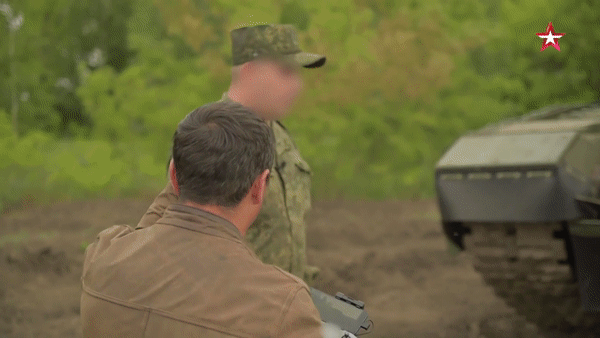 Xe tăng cũng có thể phóng tên lửa chống tăng 9M119 Refleks sử dụng công nghệ đầu đạn nổ lại (Tandem).