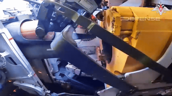 Xe tăng T- 80BVM Model 2023 còn được trang bị hệ thống gây nhiễu điện tử chống máy bay không người lái.