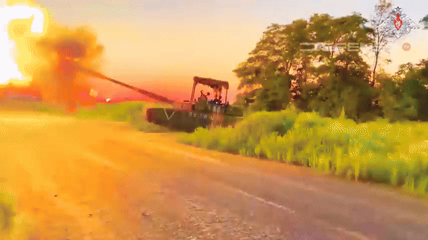 Ngoài ra giáp chung quanh xe cũng được gia cố nhằm chống lại đòn đánh từ vũ khí chống tăng.