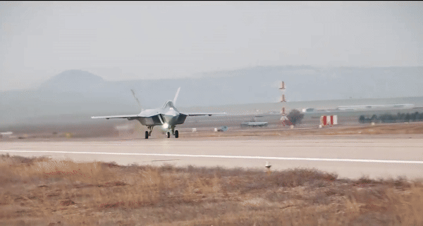 Vào tháng 2, Đại sứ Ukraine tại Thổ Nhĩ Kỳ Vasyl Bodnar tuyên bố rằng Ukraine cũng sẽ xem xét mua máy bay chiến đấu KAAN.