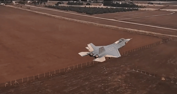 KAAN còn trang bị các hệ thống liên lạc tiên tiến, liên kết dữ liệu và hệ thống điều khiển bay tinh vi.