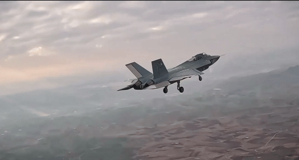 Tầm hoạt động này có thể được mở rộng bằng cách sử dụng các thùng nhiên liệu ngoài hoặc tiếp nhiên liệu trên không, cho phép máy bay thực hiện các nhiệm vụ tầm xa và duy trì sự hiện diện liên tục trong khu vực tác chiến.