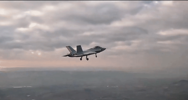 Máy bay chiến đấu KAAN sẽ được trang bị nhiều loại vũ khí, bao gồm tên lửa không đối không, tên lửa không đối đất, bom dẫn đường chính xác và pháo tích hợp.