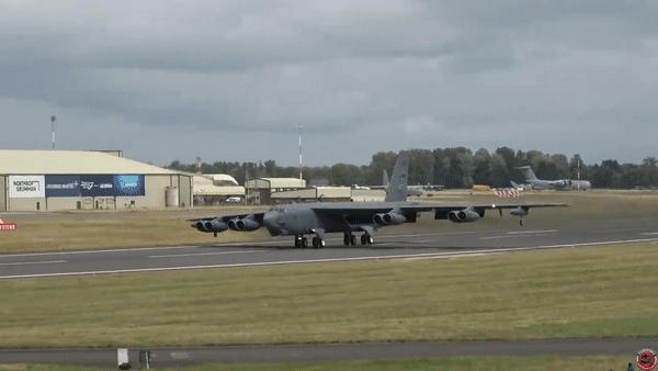 Hơn nữa, tuổi thọ phục vụ kéo dài của B-52J và quá trình hiện đại hóa liên tục khiến nó trở thành nền tảng lý tưởng để thử nghiệm và tích hợp các công nghệ và chiến thuật mới.