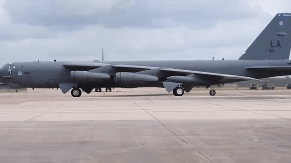B-52J cũng có thể hỗ trợ các hoạt động chung bằng cách cung cấp hỗ trợ trên không cho lực lượng mặt đất và thực hiện các cuộc tấn công không đối đất.