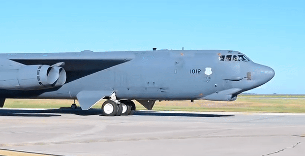 Cuối cùng, B-52J sẽ hoạt động cùng với B-21, đảm bảo rằng không quân Mỹ duy trì một phi đội máy bay ném bom mạnh mẽ, có khả năng đáp ứng các nhu cầu đang thay đổi của chiến tranh hiện đại.