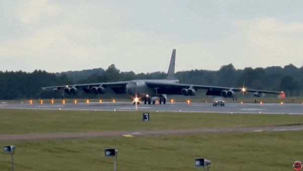 Ngoài những cải tiến về động cơ, B-52J sẽ được trang bị hệ thống radar hiện đại, chẳng hạn như radar Raytheon AN/APG-79 AESA.