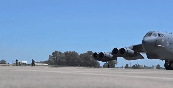 Những cải tiến chính bao gồm tích hợp màn hình LCD trong buồng lái, tích hợp thiết bị điện tử hàng không kỹ thuật số mới thay thế các hệ thống cũ lỗi thời.