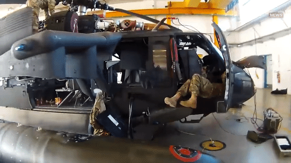 UH-60M Black Hawk là biến thể nâng cấp của dòng trực thăng UH-60 nổi tiếng của Mỹ. Máy bay được trang bị 2 động cơ T700-GE-701D cải tiến gúp cho hiệu suất hoạt động tốt trong khi lại tiết kiệm nhiên liệu.