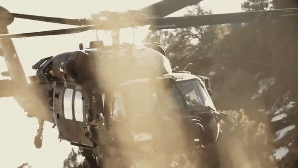 UH-60M Black Hawk được trang bị cửa trượt phía sau và có thể khóa ở mỗi bên của khoang hàng hóa, móc chở hàng bên ngoài trực thăng có thể chịu lực tới 3.650 kg, giúp máy bay có khả năng vận tải nhiều hàng hóa.