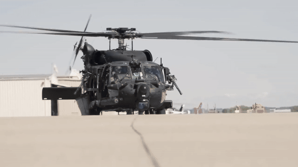 Các kỹ sư của Sikorsky còn trang bị cho UH-60M Black Hawk radar VHF-FM, UHF-FM, cũng như hệ thống nhận dạng IFF được mã hóa giúp liên hệ giữa các trực thăng với nhau và với trạm chỉ huy mặt đất.