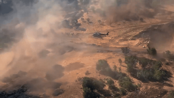 Để tự vệ, UH-60M Black Hawk được trang bị bộ thu cảnh báo radar AN/APR, cũng như hệ thống cảm biến hồng ngoại AN/ALQ, giúp phát hiện và ngăn chặn hỏa lực từ kẻ địch, tăng khả năng bảo vệ cho trực thăng.