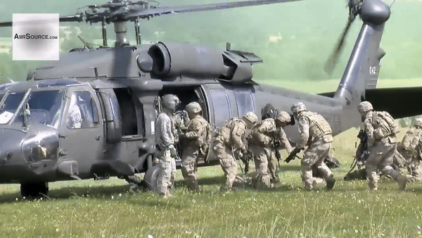 Trực thăng UH-60M có thể vận chuyển 14 binh sĩ với quân trang đầy đủ.