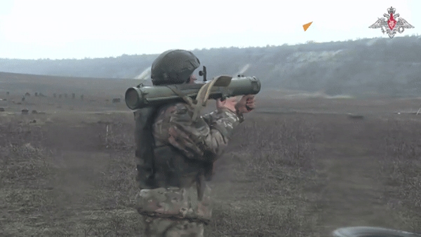 Đầu đạn nhiệt áp của nó khi cháy sẽ tạo ra một vùng lửa có bán kính 3m để đốt cháy mục tiêu và hút sạch không khí trong phạm vị tương đương.