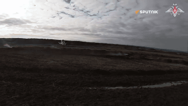 Hai đầu ống có nắp đậy và có gắn quai đeo để tiện trong hành quân.