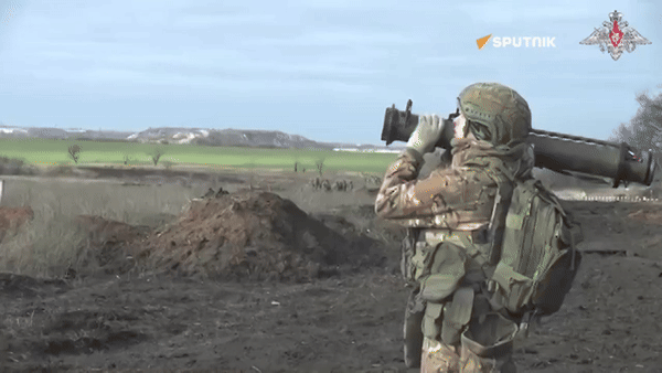 Mặc dù gọi là “súng phun lửa” nhưng RPO-A Shmel lại có cơ cấu hoạt động như một súng phóng lựu mang theo đầu đạn nhiệt áp có tính sát thương cực cao.