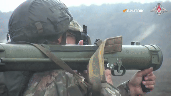 Súng có cỡ nòng tiêu chuẩn 93mm với trọng lượng từ 2,1-2,3kg; chiều dài cơ sở 700mm.