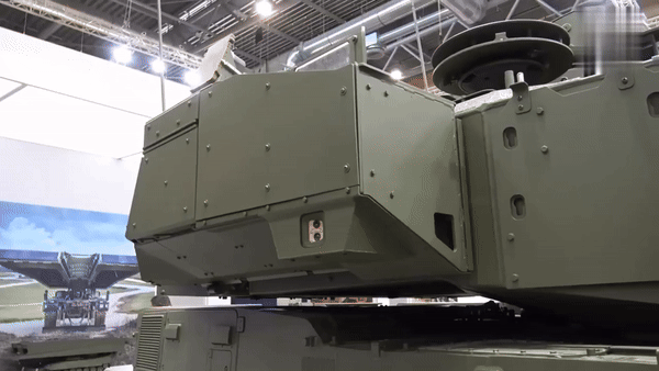 Chương trình Leopard 2A8 dự kiến kéo dài tổng cộng 14 năm (đến năm 2037) và chia thành 2 giai đoạn: giai đoạn đầu (2024-2026) bao gồm công tác chuẩn bị (nhằm đảm bảo loại xe tăng chủ lực này thích ứng theo yêu cầu của Bộ Quốc phòng Italy).