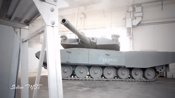 Leopard 2A8 được trang bị pháo nòng trơn 120 mm L55. L55 được biết đến với chiều dài lớn hơn, dài hơn 1,3 mét so với L44, cho phép pháo đạt được vận tốc đầu nòng cao hơn, cải thiện độ chính xác, tầm bắn và khả năng xuyên phá.