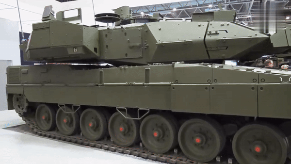 Ở giai đoạn 2 (2027-2037), Đức sẽ bàn giao 132 chiếc siêu tăng Leopard 2A8 cho quân đội Italy.