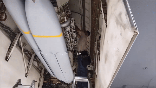 Ngoài ra, Lockheed Martin Corp., Rotary and Mission Systems, có trụ sở tại King of Prussia, Pennsylvania, đã ký được một hợp đồng trị giá 156,9 triệu đô la với quân đội Mỹ để duy trì và hiện đại hóa phần mềm cho JASSM.