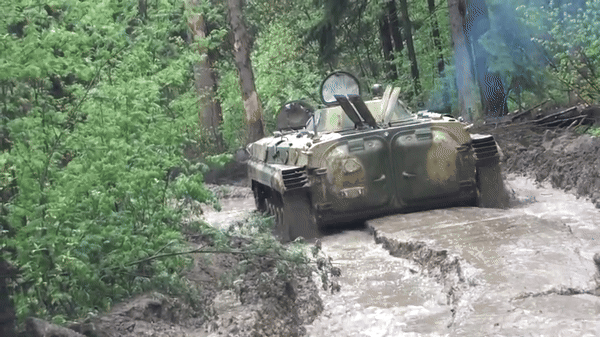 Xe chien dau bo binh cua Nga chong drone bang... “long nhim”-Hinh-19