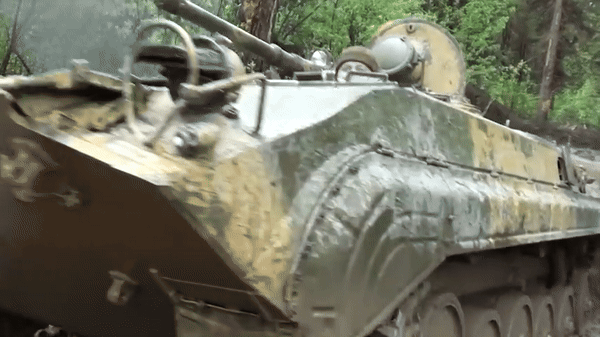 Xe chien dau bo binh cua Nga chong drone bang... “long nhim”-Hinh-18